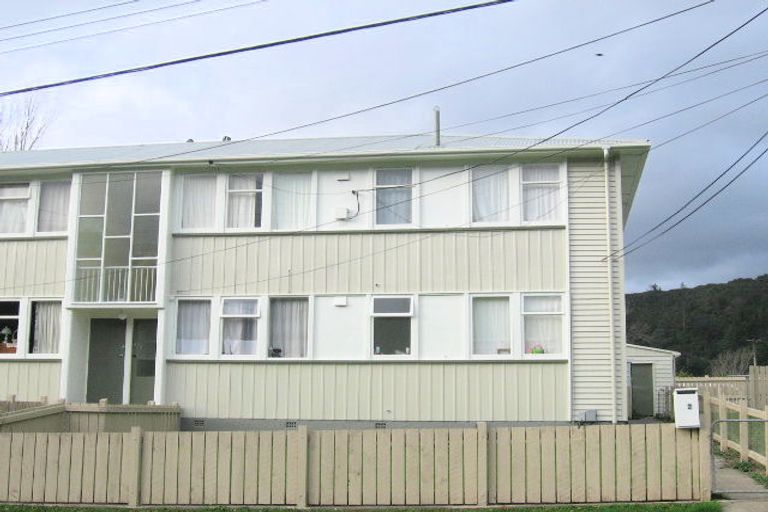 Photo of property in 2-8 Hanson Grove, Stokes Valley, Lower Hutt, 5019