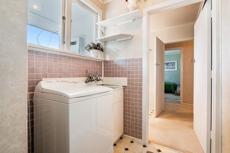 Photo of property in 18 Selwyn Crescent, Forrest Hill, Auckland, 0620