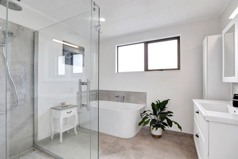 Photo of property in 11 Leatham Avenue, Strandon, New Plymouth, 4312