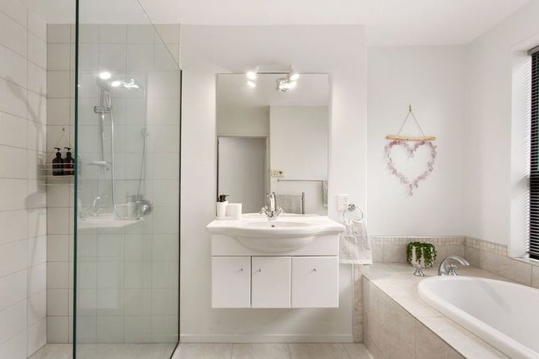 Photo of property in 28 Willowview Drive, Redwood, Christchurch, 8051