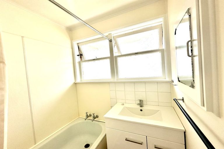 Photo of property in 2/236 Pakuranga Road, Pakuranga Heights, Auckland, 2010