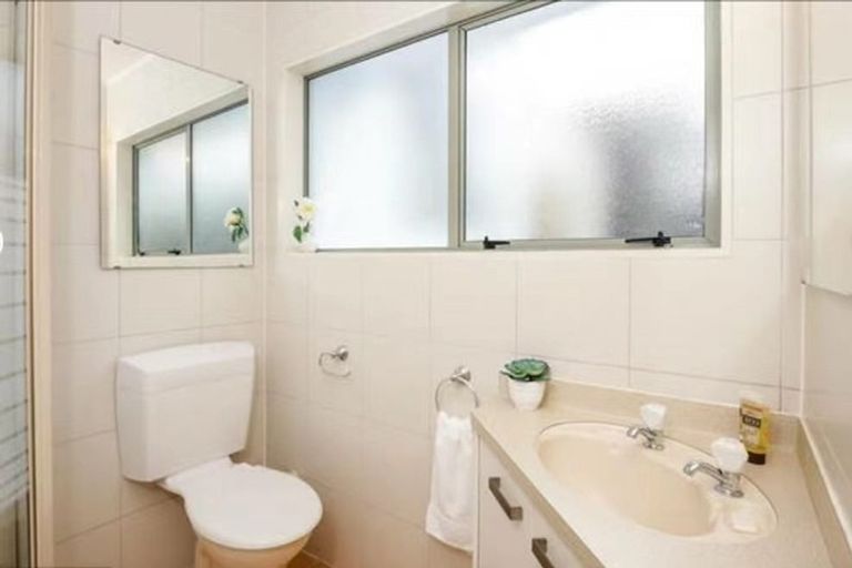 Photo of property in 1 Bridgehead Cove, West Harbour, Auckland, 0618