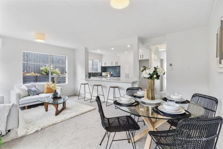 Photo of property in 2/3 Lambrown Drive, Totara Vale, Auckland, 0629