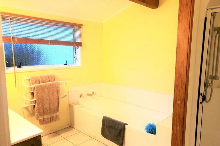 Photo of property in 6 Da Vinci Place, West Harbour, Auckland, 0618