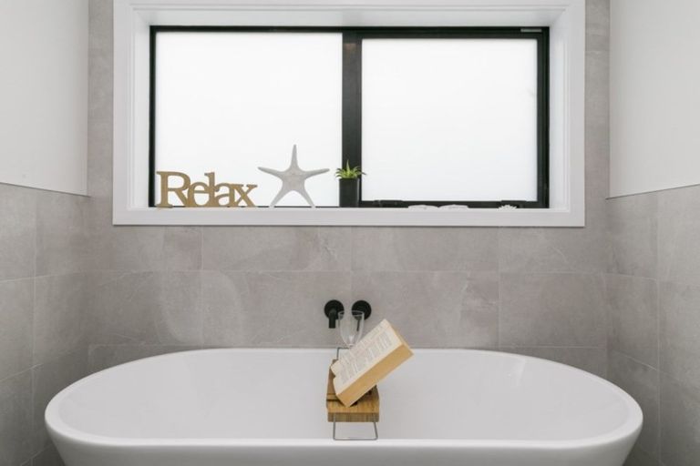 Photo of property in 5 Heaphy Court, Aotea, Porirua, 5024