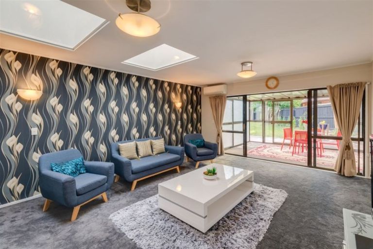 Photo of property in 77 Dunedin Street, Redwood, Christchurch, 8051