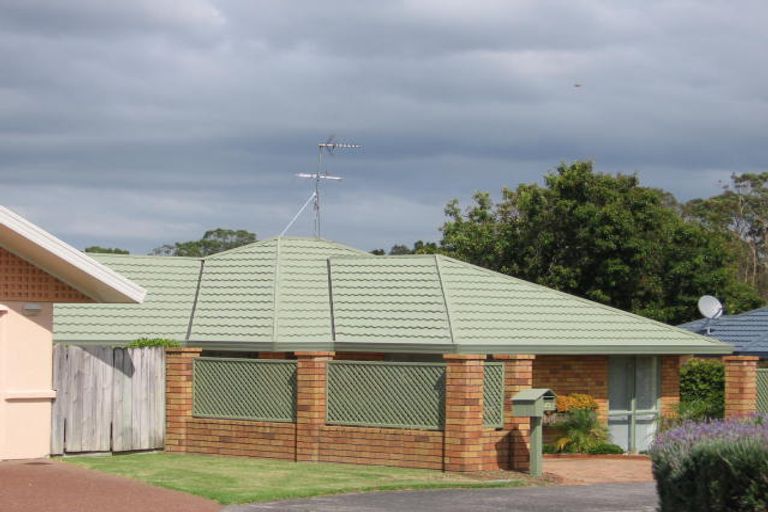 Photo of property in 29 Heversham Place, Glendene, Auckland, 0602