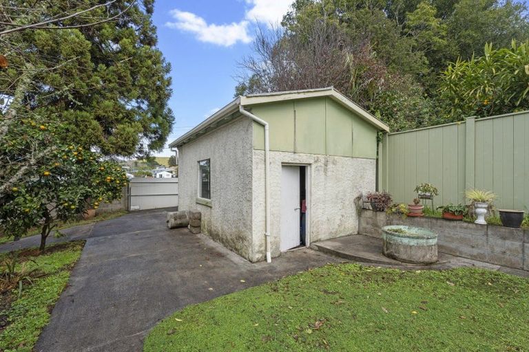 Photo of property in 14 Woodward Avenue, Mangere Bridge, Auckland, 2022