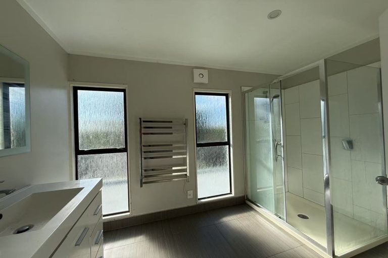 Photo of property in 28 Mayall Avenue, Beach Haven, Auckland, 0626