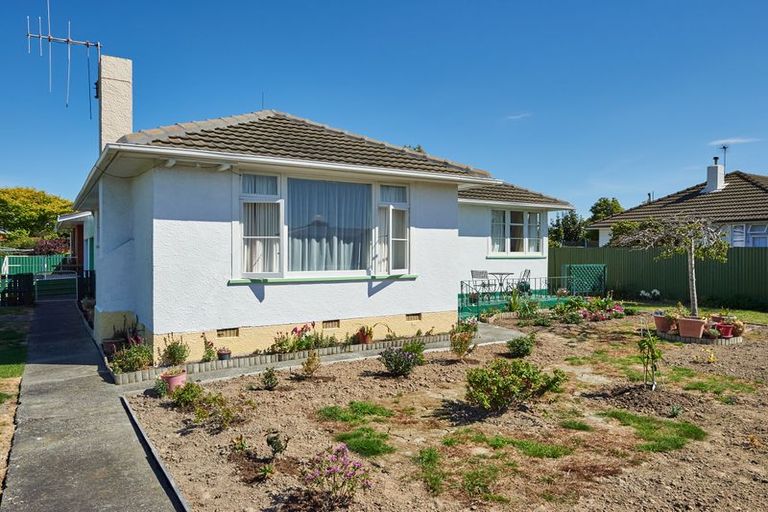 Photo of property in 52 Exeter Crescent, Takaro, Palmerston North, 4412
