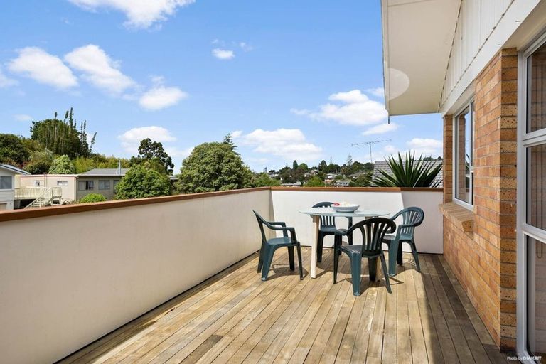 Photo of property in 19 Sovereign Place, Glenfield, Auckland, 0629