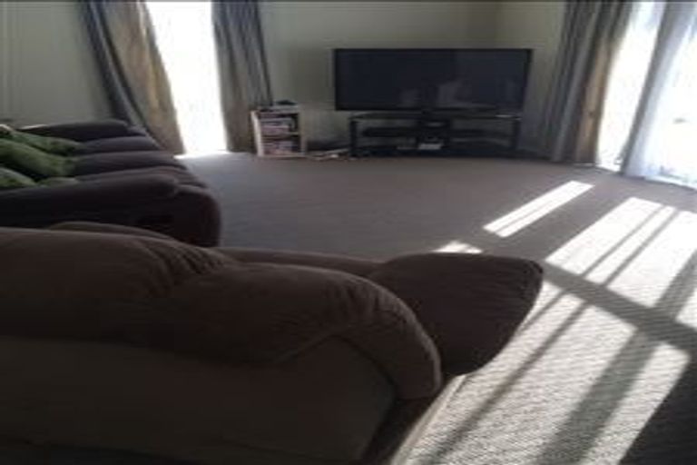 Photo of property in 22 De Quincey Terrace, Highland Park, Auckland, 2010