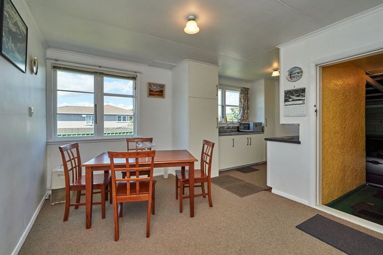 Photo of property in 52 Exeter Crescent, Takaro, Palmerston North, 4412