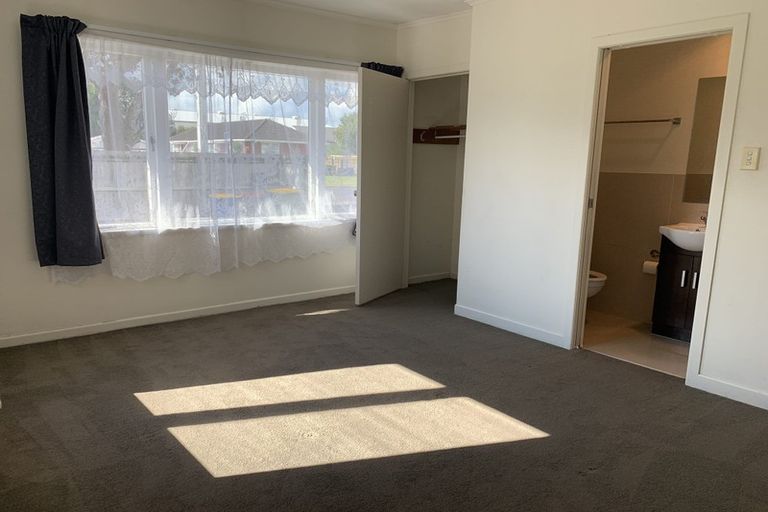 Photo of property in 4 Vanguard Road, Kelston, Auckland, 0602