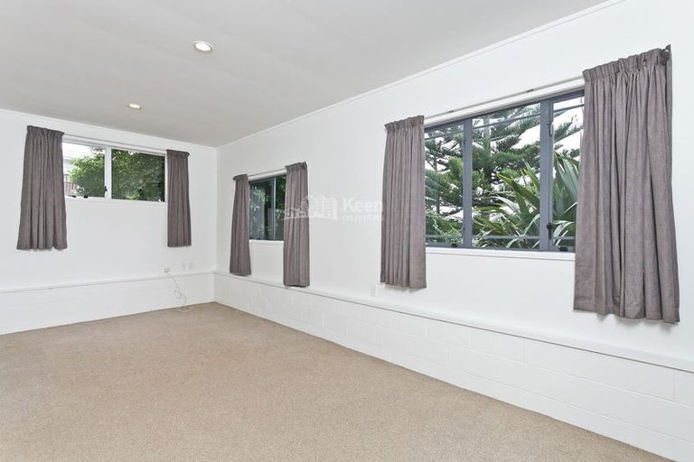 Photo of property in 90 Sunnyside Road, Sunnyvale, Auckland, 0612