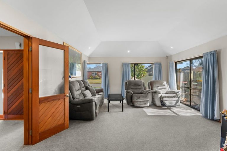 Photo of property in 8 Claverley Gardens, Avonhead, Christchurch, 8042