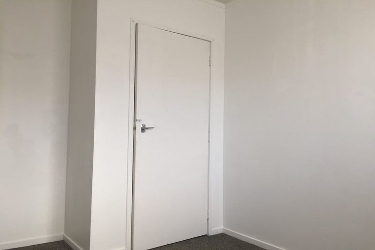 Photo of property in 2/52 Butterworth Drive, Glendene, Auckland, 0602