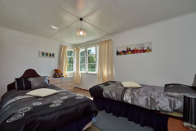 Photo of property in 52 Exeter Crescent, Takaro, Palmerston North, 4412