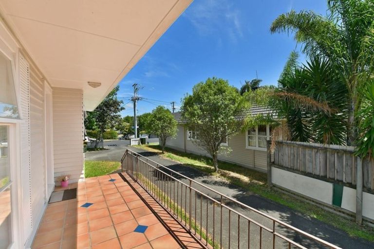 Photo of property in 1/11 Merton Avenue, Glenfield, Auckland, 0627