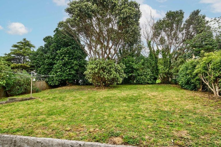 Photo of property in 61 Davidson Crescent, Tawa, Wellington, 5028