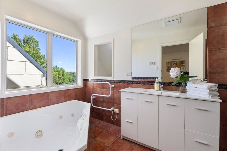 Photo of property in 33 Royal Oak Drive, Kelvin Grove, Palmerston North, 4414