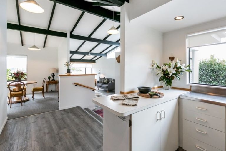 Photo of property in 10 Busby Hill, Havelock North, 4130