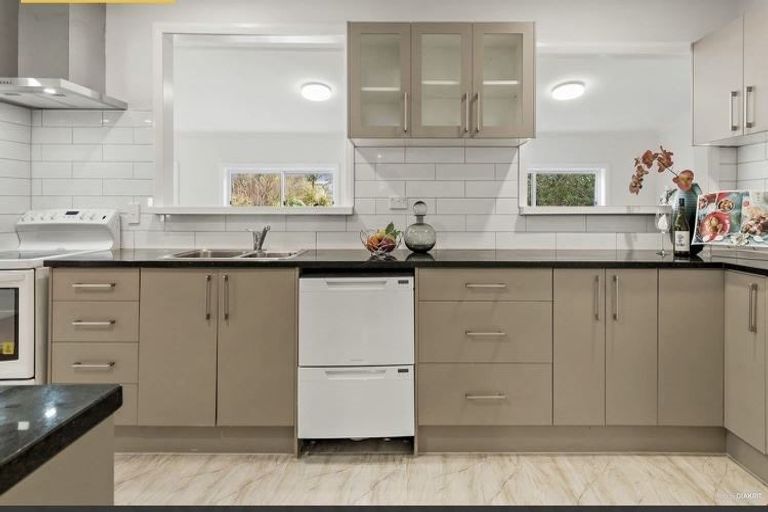 Photo of property in 21 Golf Road, New Lynn, Auckland, 0600