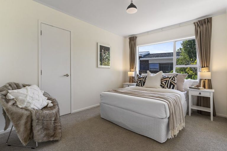 Photo of property in 6 Mannering Place, Hillcrest, Auckland, 0627