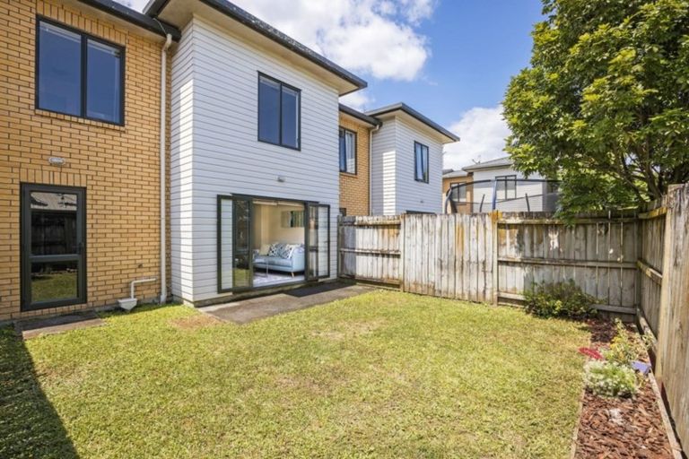 Photo of property in 9 Verdale Circle, Glen Eden, Auckland, 0602