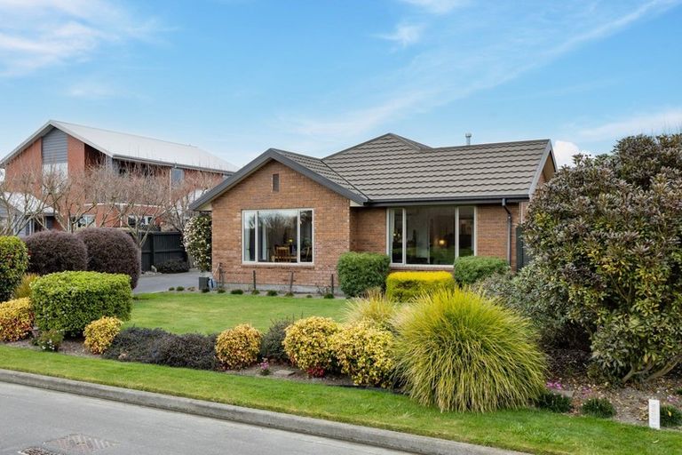 Photo of property in 92 Willowview Drive, Redwood, Christchurch, 8051