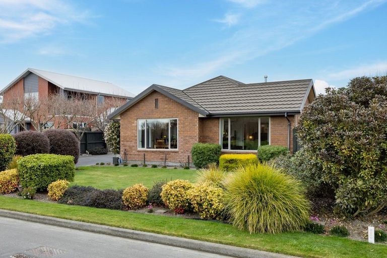 Photo of property in 92 Willowview Drive, Redwood, Christchurch, 8051