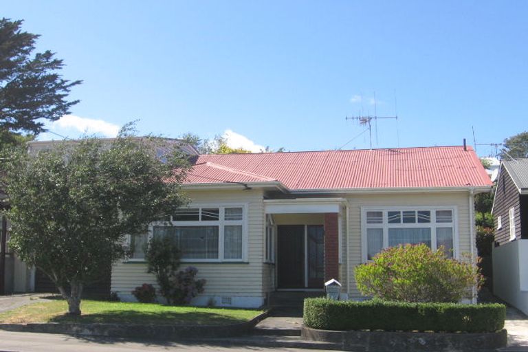Photo of property in 104 Northland Road, Northland, Wellington, 6012