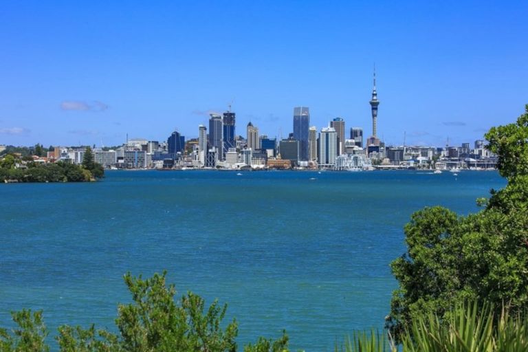 Photo of property in 21 Norwood Road, Bayswater, Auckland, 0622