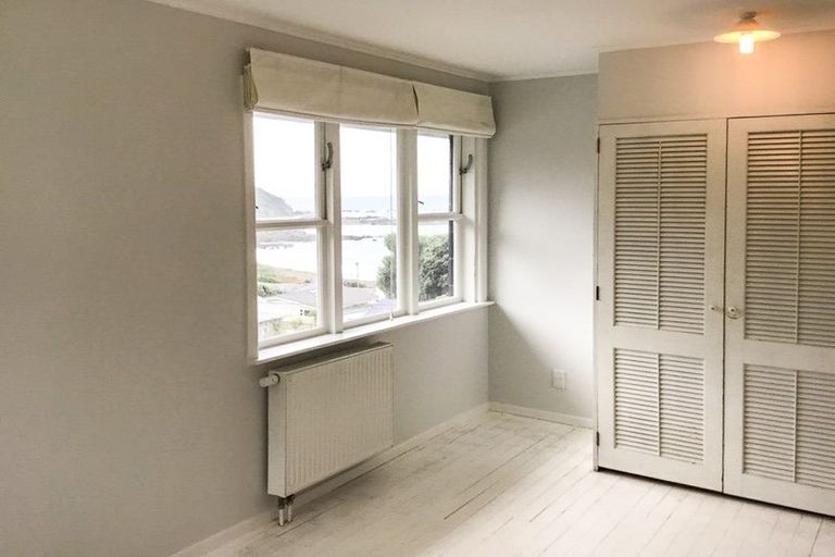 Photo of property in 18 Cave Road, Houghton Bay, Wellington, 6023