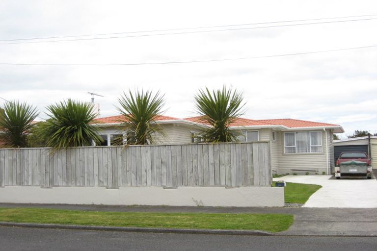 Photo of property in 16 Turakina Street, Merrilands, New Plymouth, 4312