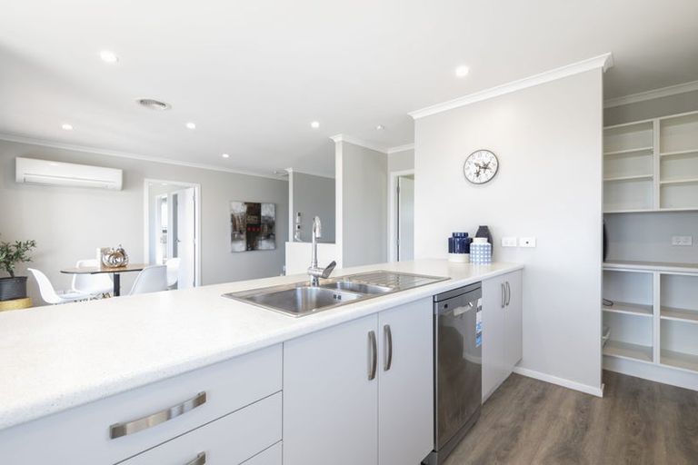 Photo of property in 3 Cessna Way, Newlands, Wellington, 6037