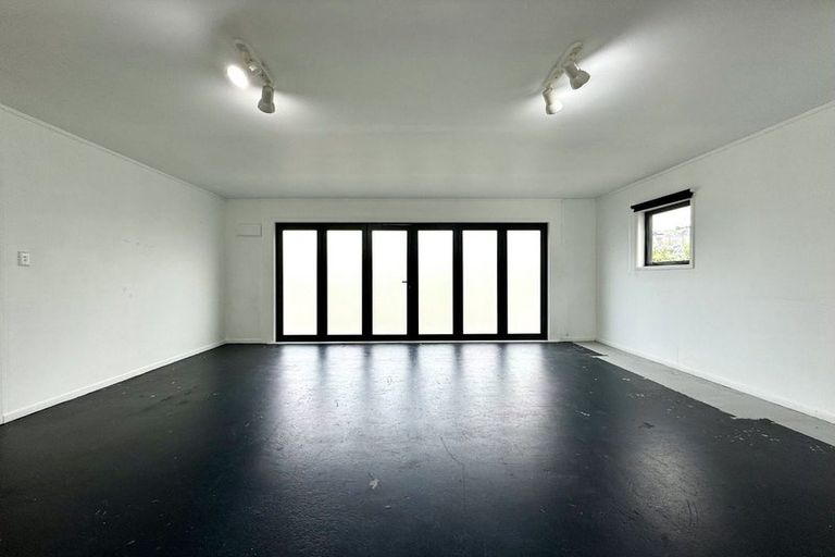 Photo of property in 42 Roland Road, Greenhithe, Auckland, 0632