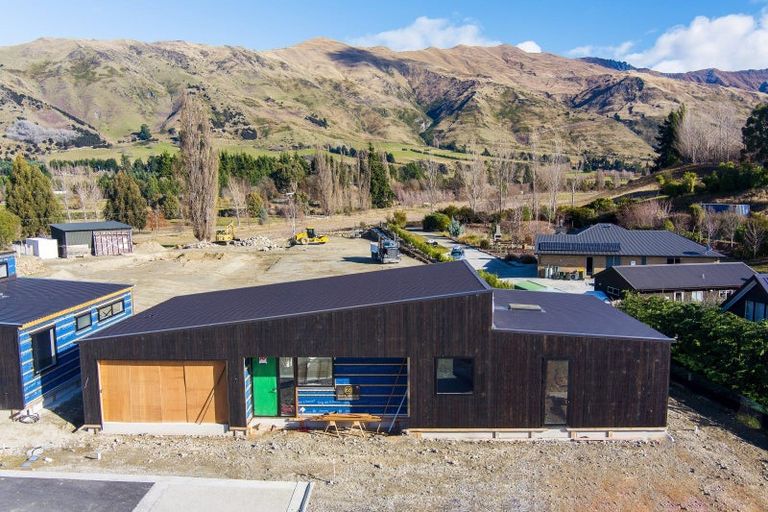 Photo of property in 9 Fern Burn Close, Wanaka, 9305
