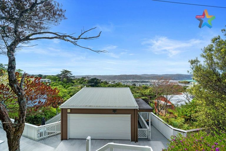 Photo of property in 14 Maungaraki Road, Korokoro, Lower Hutt, 5012