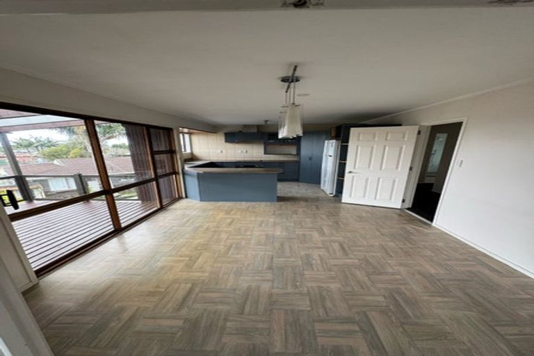 Photo of property in 11 Ian Place, Glendene, Auckland, 0602