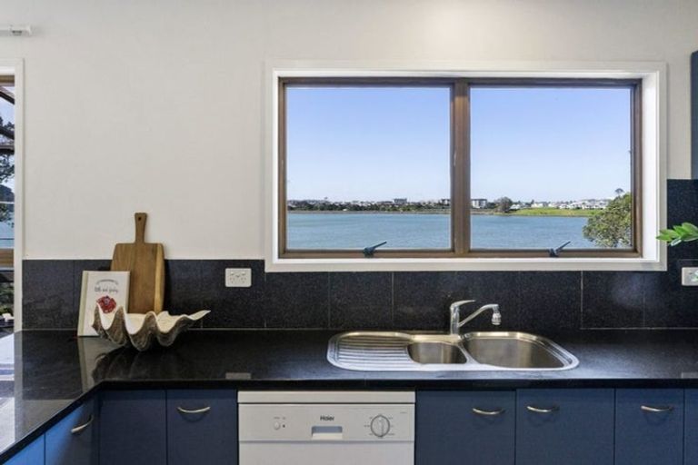 Photo of property in 27 Ferry Parade, Herald Island, Auckland, 0618
