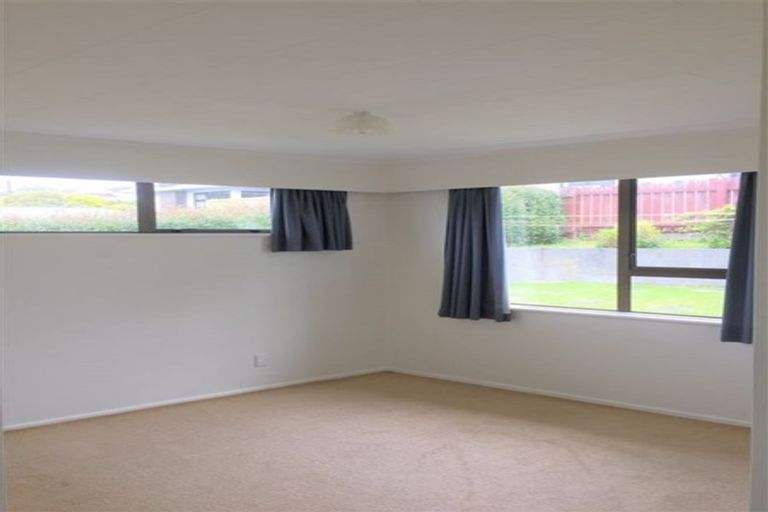 Photo of property in 2 Bancroft Terrace, Newlands, Wellington, 6037