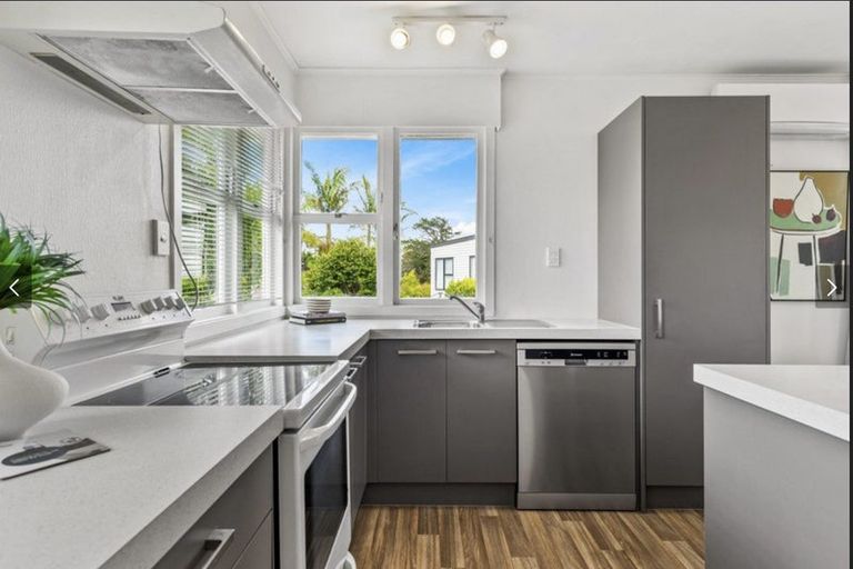 Photo of property in 2/111 Hobsonville Road, West Harbour, Auckland, 0618