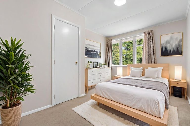 Photo of property in 6b Waikaremoana Place, Pakuranga Heights, Auckland, 2010