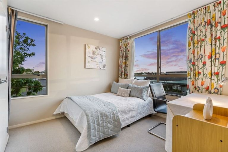 Photo of property in 5 Noel Williams Place, Windsor Park, Auckland, 0630