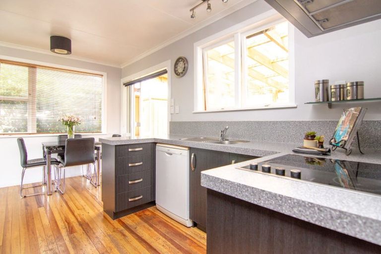 Photo of property in 10 Piper Place, Roslyn, Palmerston North, 4414