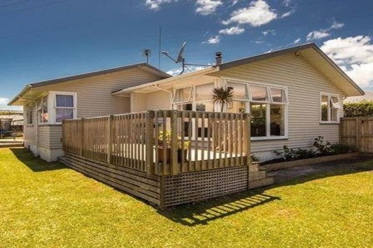 Photo of property in 68 Edgewater Drive, Pakuranga, Auckland, 2010