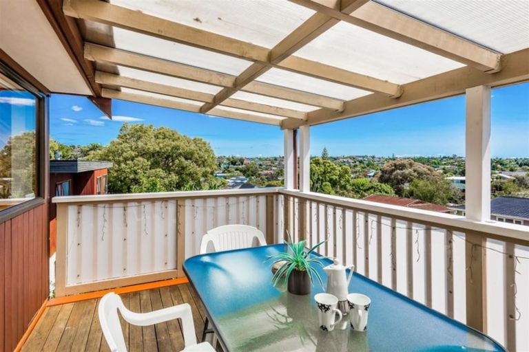 Photo of property in 1/3 Lynngate Place, Hillcrest, Auckland, 0627