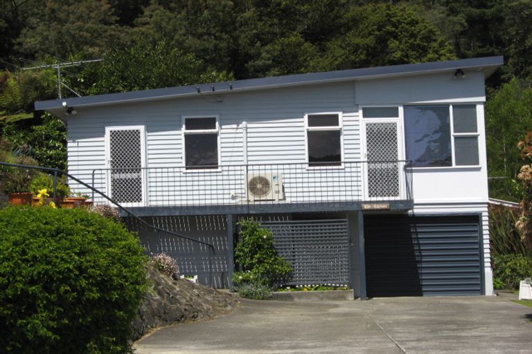 Photo of property in 35 Milton Terrace, Picton, 7220