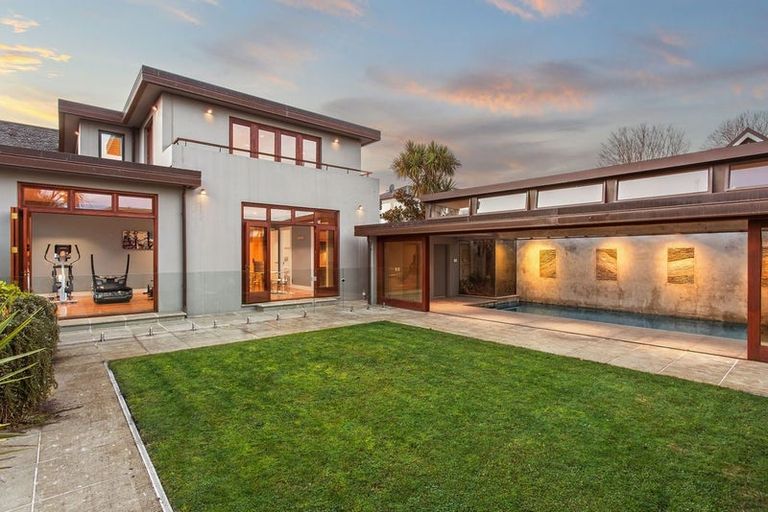 Photo of property in 118 Straven Road, Fendalton, Christchurch, 8014